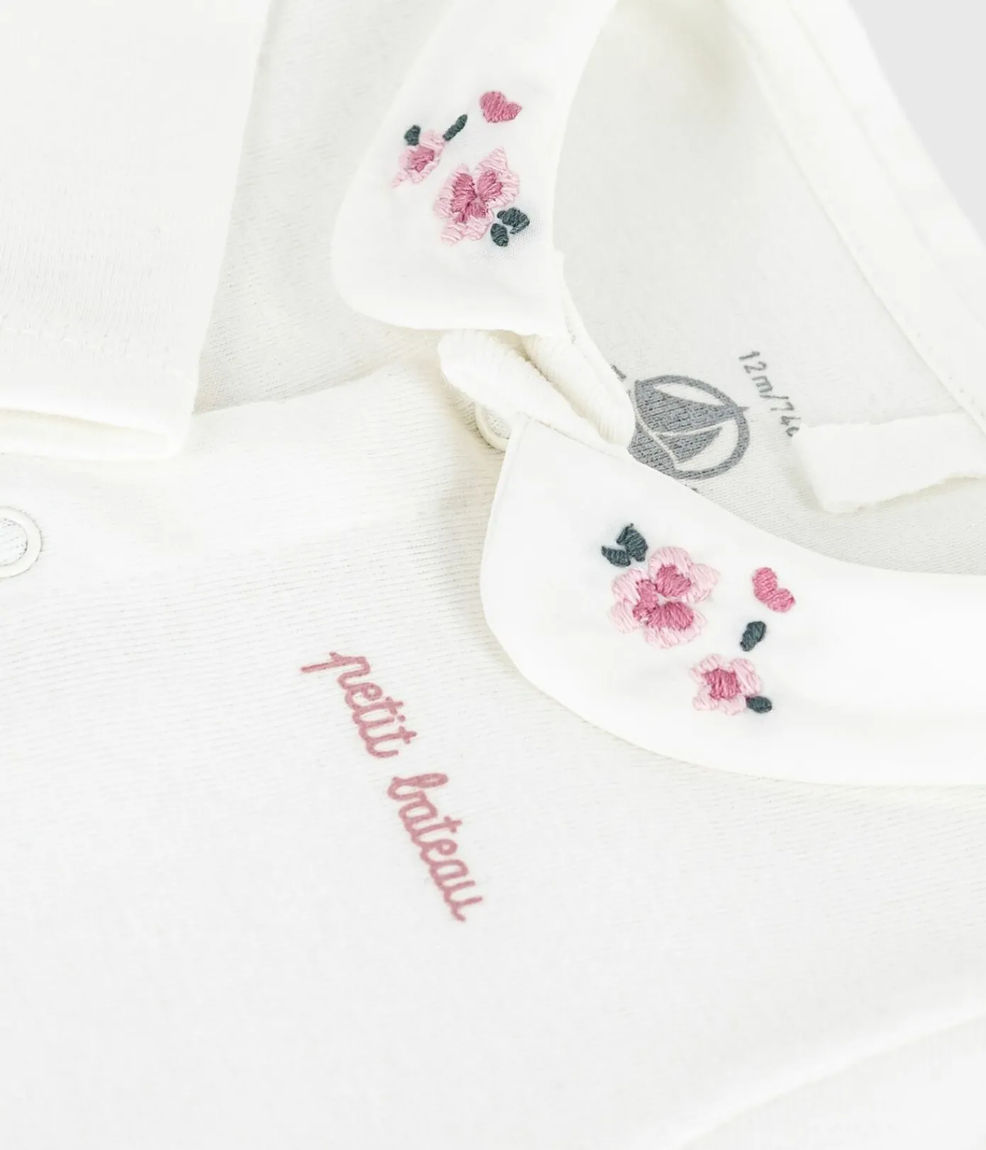 Petit Bateau T-Shirts, Oberteile|Newborn*Baby-Body mit besticktem Kragen und Schriftzug an der Brust weiss MARSHMALLOW/rosa CHARME
