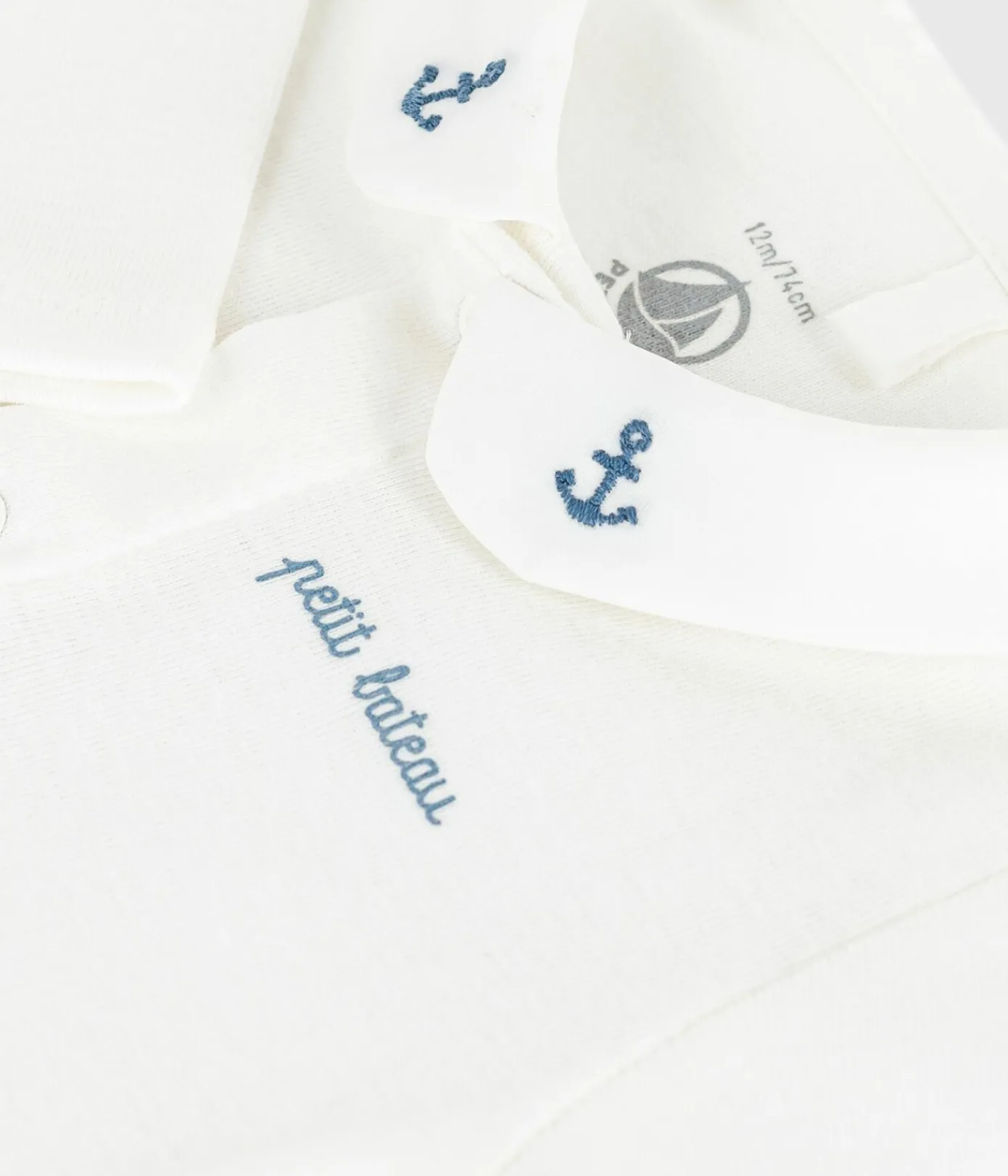 Petit Bateau T-Shirts, Oberteile|Newborn*Baby-Body mit besticktem Kragen und Schriftzug an der Brust MARSHMALLOW/ ADRIATIC