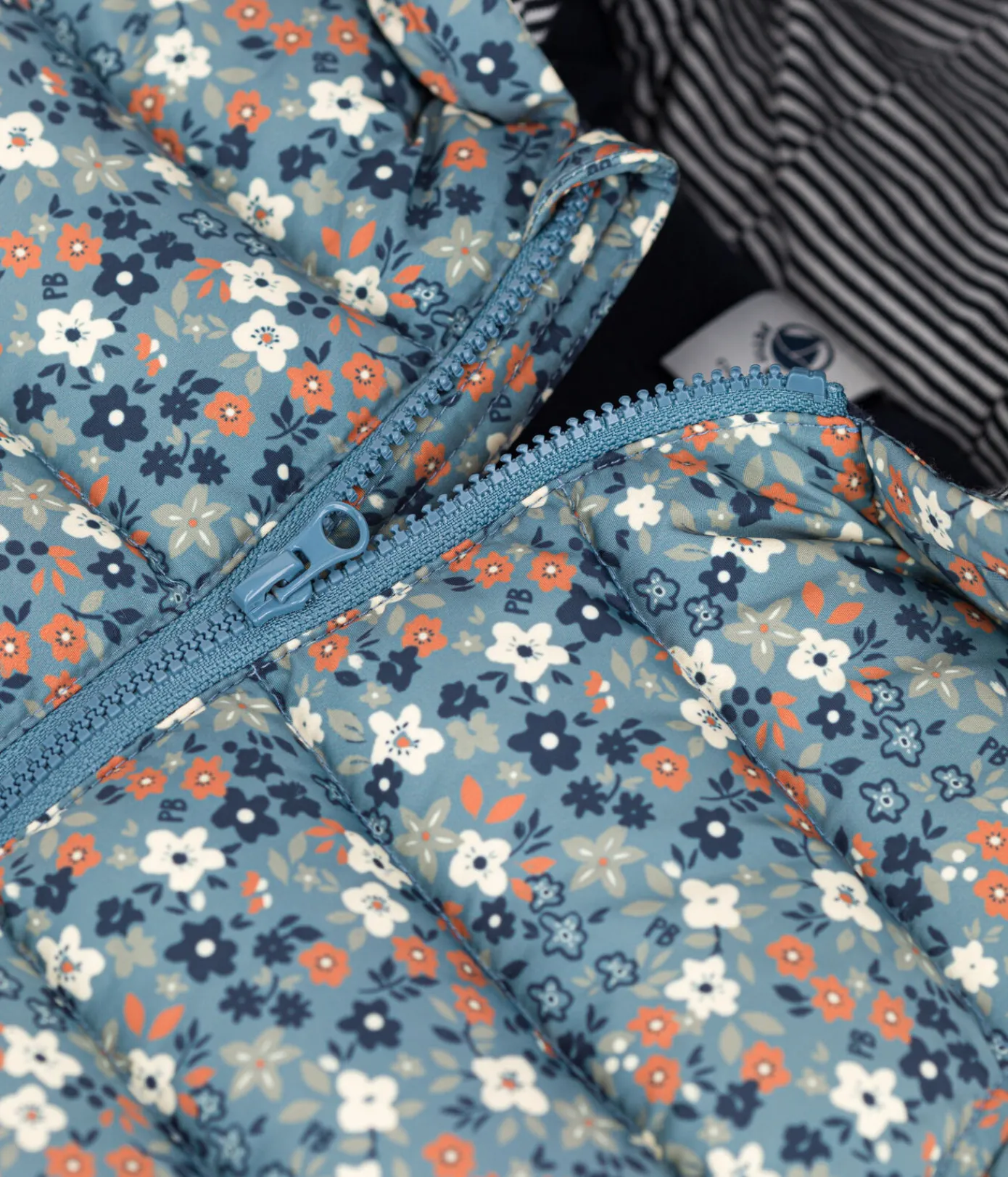 Petit Bateau Jacken, Anoraks*Bedruckter Baby-Anorak aus Recyclingmaterial ROVER/ MULTICO
