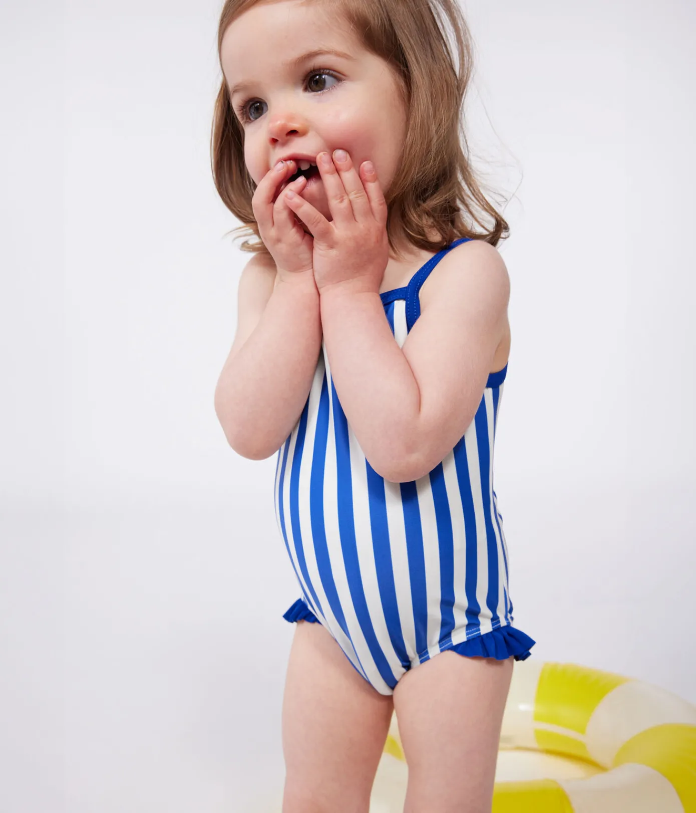 Petit Bateau Bademode, Uv-Kleidung*Einteiliger Baby-Badeanzug mit Streifenmuster und Rüschen blau SURF/weiss MARSHMALLOW