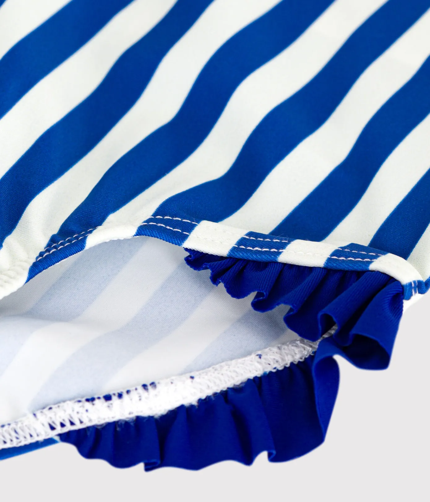 Petit Bateau Bademode, Uv-Kleidung*Einteiliger Baby-Badeanzug mit Streifenmuster und Rüschen blau SURF/weiss MARSHMALLOW
