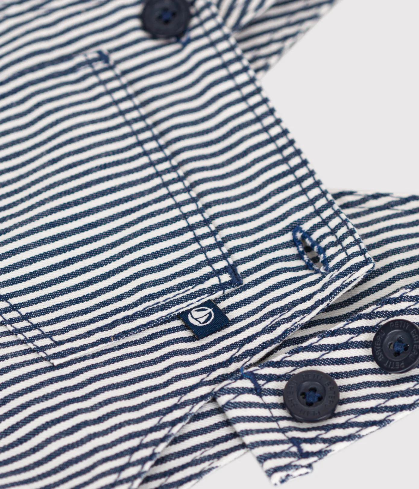 Petit Bateau Sets, Overalls & Latzhosen*Kurze Baby-Latzhose aus Kattun blau MEDIEVAL/weiss MARSHMALLOW