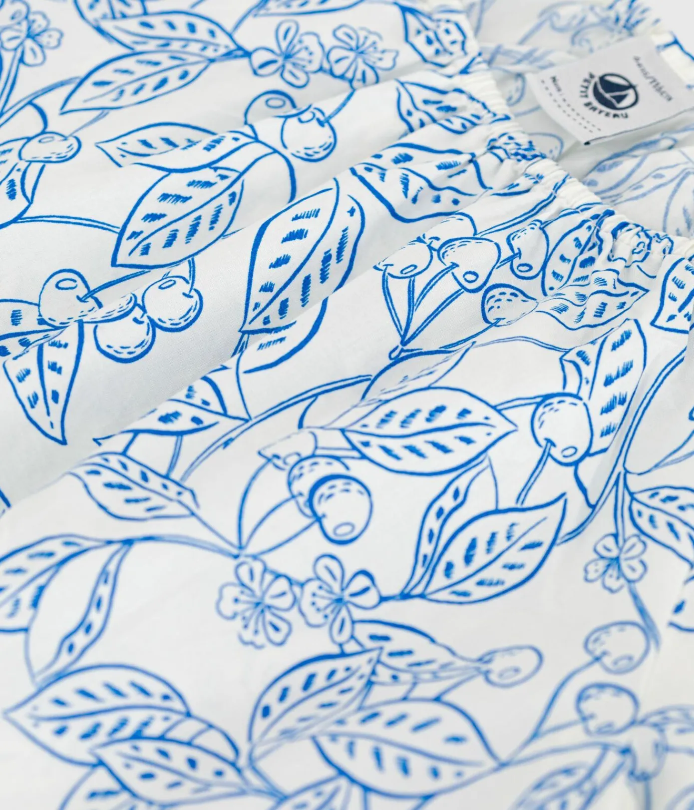 Petit Bateau T-Shirts, Tops, Oberteile*Kurzärmelige Kinder-Bluse mit Kirschmuster blau MARSHMALLOW/ PORCELANA