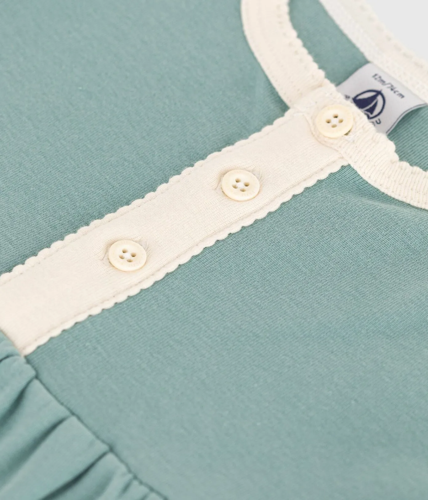 Petit Bateau Kleider*Kurzärmeliges Baby-Kleid aus einfarbiger Baumwolle mit farblich abgesetzten Verzierungen. grün PAUL