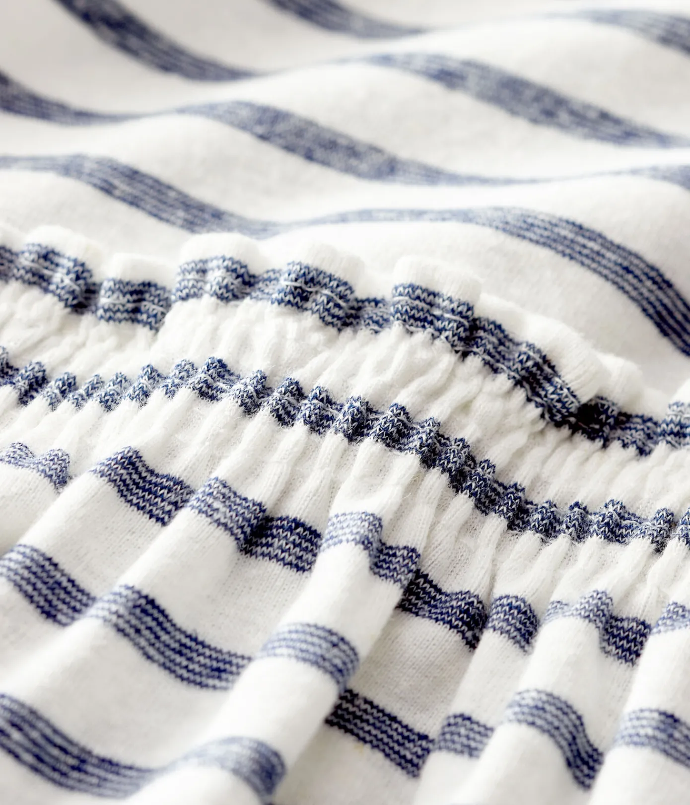 Petit Bateau Kleider*Kurzärmeliges, gestreiftes Babykleid aus Baumwolle/Leinen für Mädchen weiss MARSHMALLOW/blau MEDIEVAL