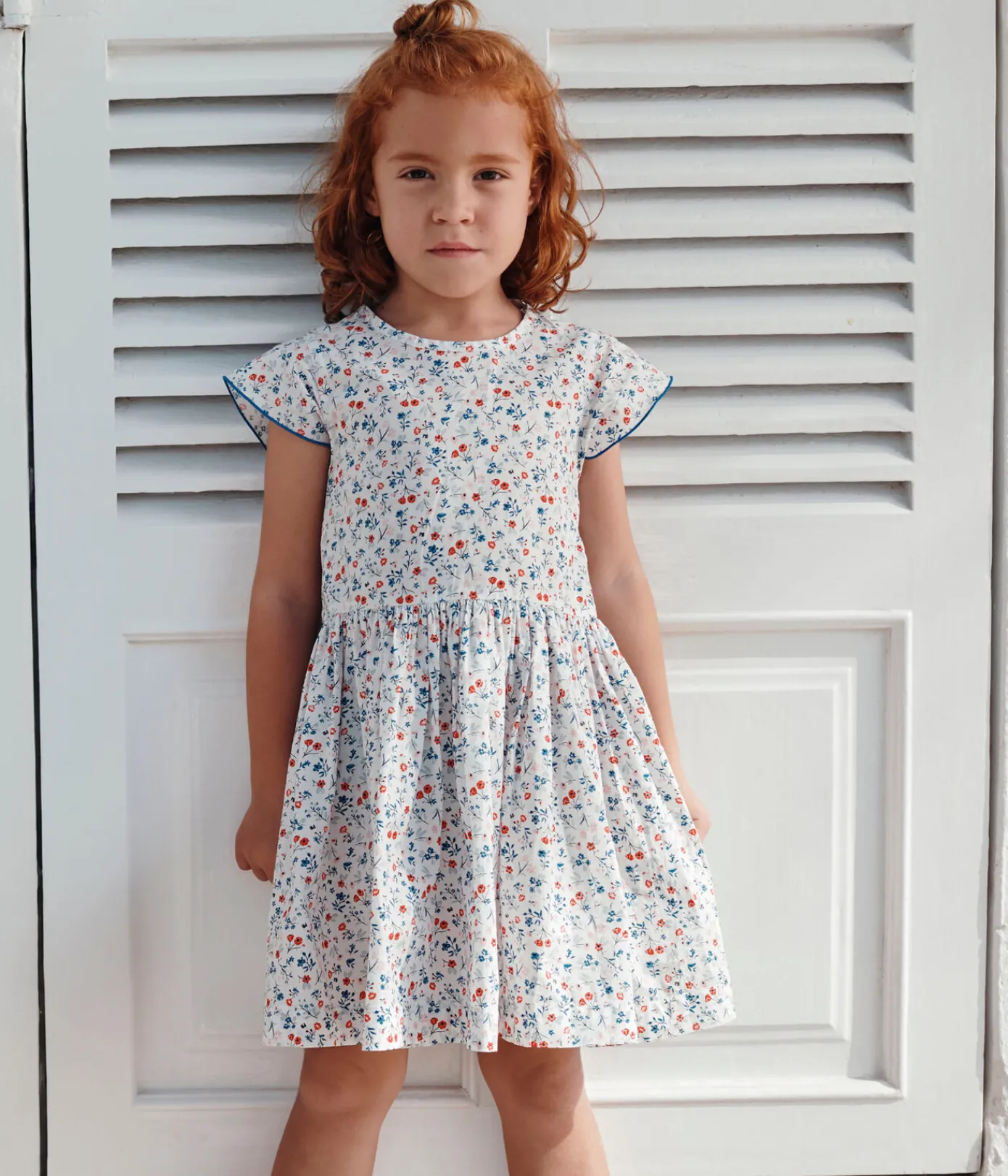 Petit Bateau Kleider, Röcke*Kurzärmeliges Kinder-Kleid aus Baumwolle mit Blümchen weiss MARSHMALLOW/weiss MULTICO