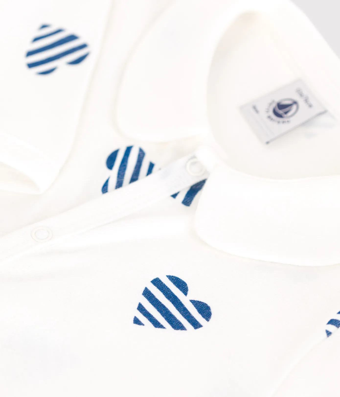 Petit Bateau Schlafanzüge, Strampler*Strampler ohne Füßchen aus Baumwolle mit Kragen und gestreiftem Herzmotiv. weiss MARSHMALLOW/weiss MULTICO