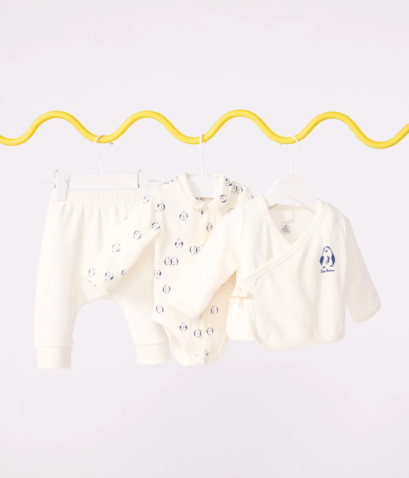 Petit Bateau Newborn|Sets, Overalls & Latzhosen*3-teiliges Baby-Set mit Wickeljacke und dazu passendem Body mit Pinguin-Motiv naturfarben MILK